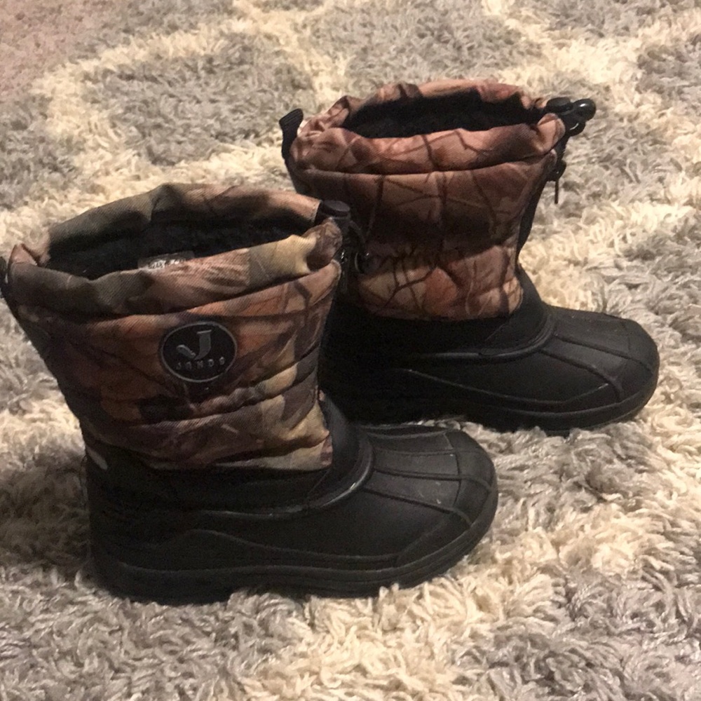 Boys camo snow boots